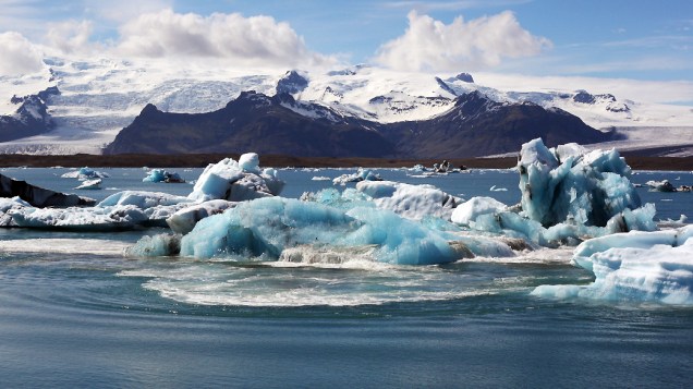 Iceberg surge na Glacier Lagoon durante o verão na Islândia