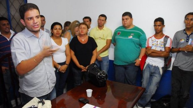 O deputado federal Gladson de Lima Cameli, do PP do Acre, de camisa cinza à esquerda