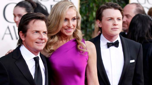 O ator Michael J. Fox com a família no Tapete Vermelho do 70º Globo de Ouro