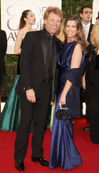 Jon Bon Jovi e sua esposa no Tapete Vermelho do 70º Globo de Ouro