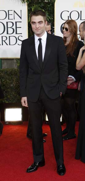 O ator Robert Pattinson no Tapete Vermelho do 70º Globo de Ouro