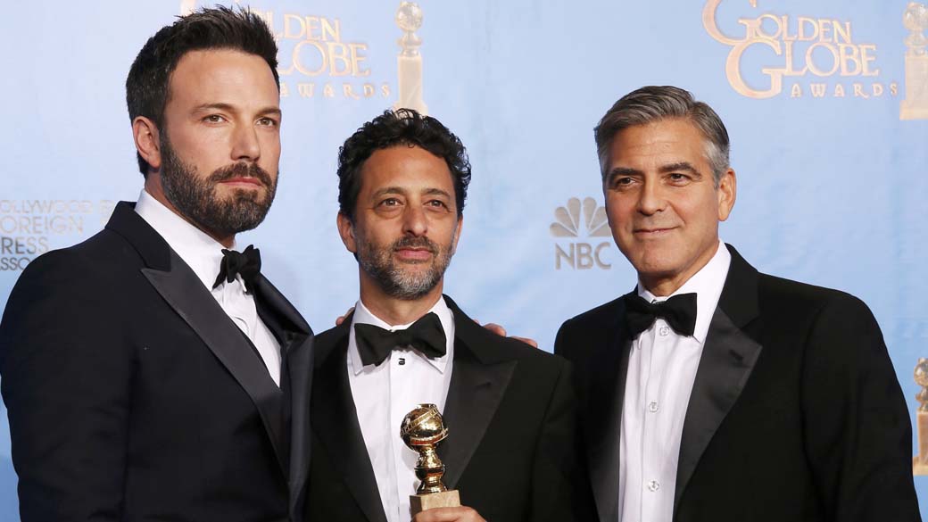 Ben Affleck com os produtes de Argo, Grant Heslov e George Clooney, vencedor da categoria melhor filme de drama