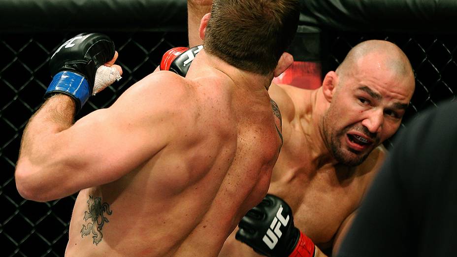 Glover Teixeira nocautea Ryan Bade no UFC Fight Night realizado na Arena Mineirinho em Belo Horizonte