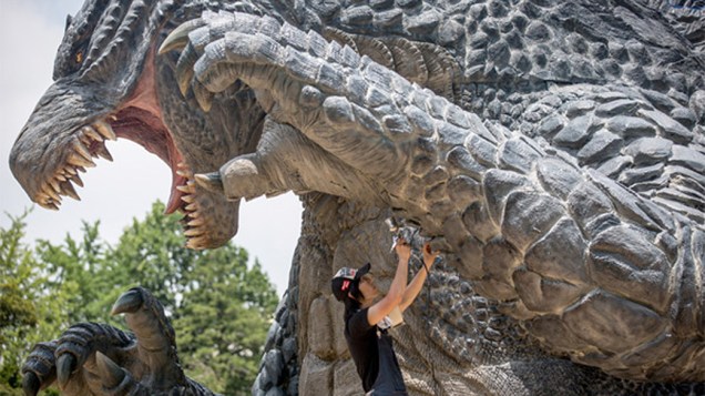 Réplica de 6,6 metros do Godzilla, no centro de Tóquio, Japão. O projeto está em colaboração com o lançamento da versão cinematográfica de Hollywood, Godzilla, no país