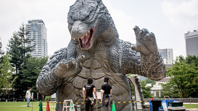 O artista plástico, Tetsuo Hayashi, dá os retoques finais para o corpo de uma réplica de 6,6 metros do famoso Godzilla, no centro de Tóquio, Japão. O projeto está em colaboração com o lançamento da versão cinematográfica de Hollywood Godzilla no país
