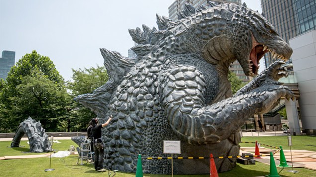 Réplica de 6,6 metros do Godzilla, no centro de Tóquio, Japão. O projeto está em colaboração com o lançamento da versão cinematográfica de Hollywood, Godzilla, no país