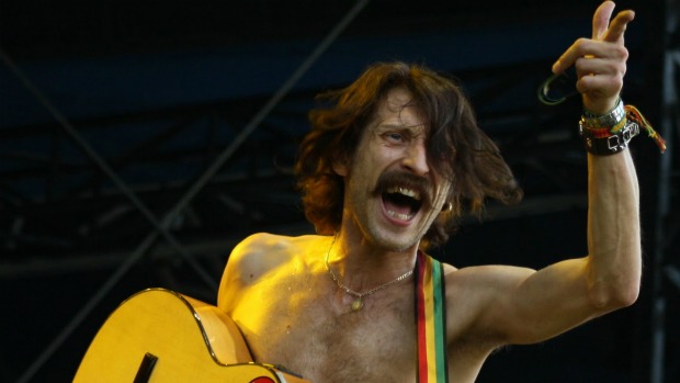 Eugene Hutz, vocalista do grupo Gogol Bordello, que toca no segundo dia do festival