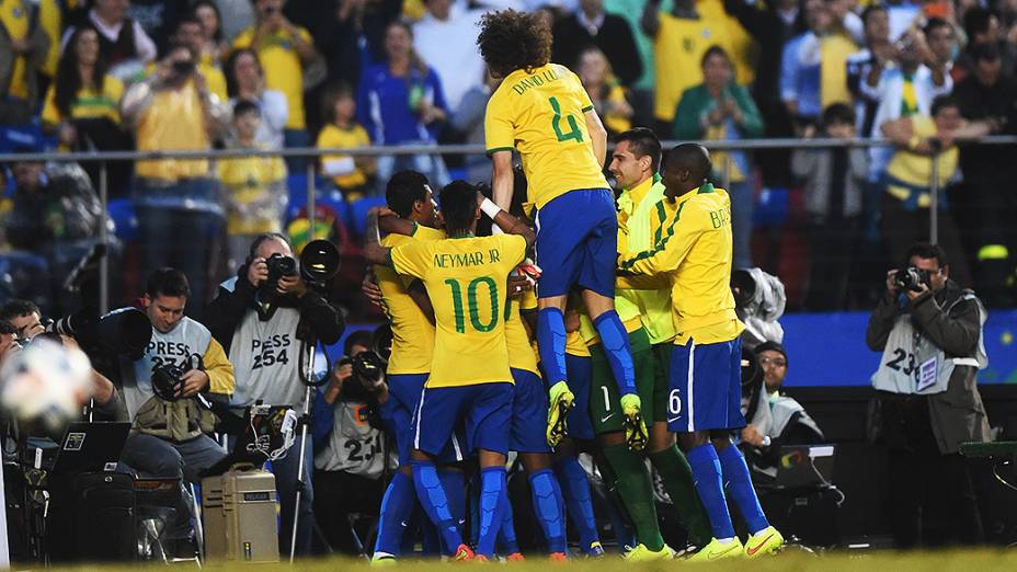 Jogadores do Brasil comemoram gol contra a Sérvia, no amistoso em São Paulo