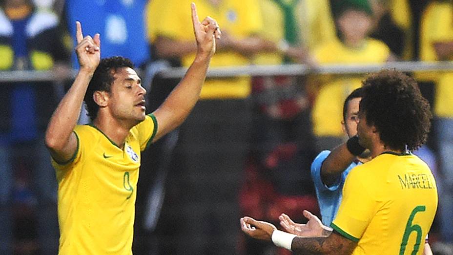 Fred comemora gol contra a Sérvia, no amistoso no estádio do Morumbi em São Paulo