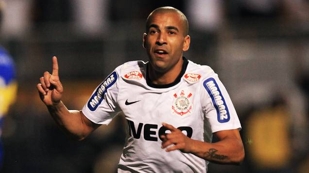Emerson, do Corinthians, comemora seu segundo gol contra o Boca Juniors