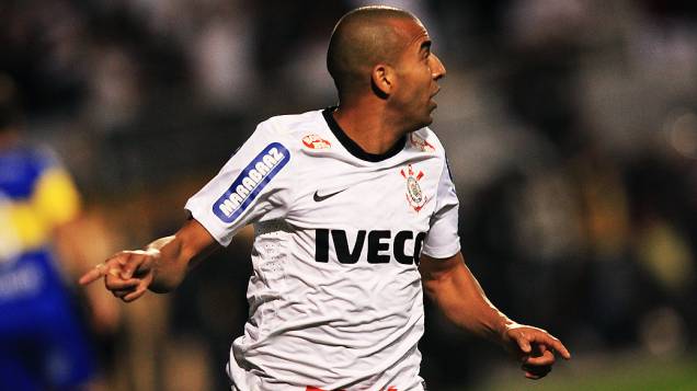 Emerson, do Corinthians, comemora seu segundo gol contra o Boca Juniors