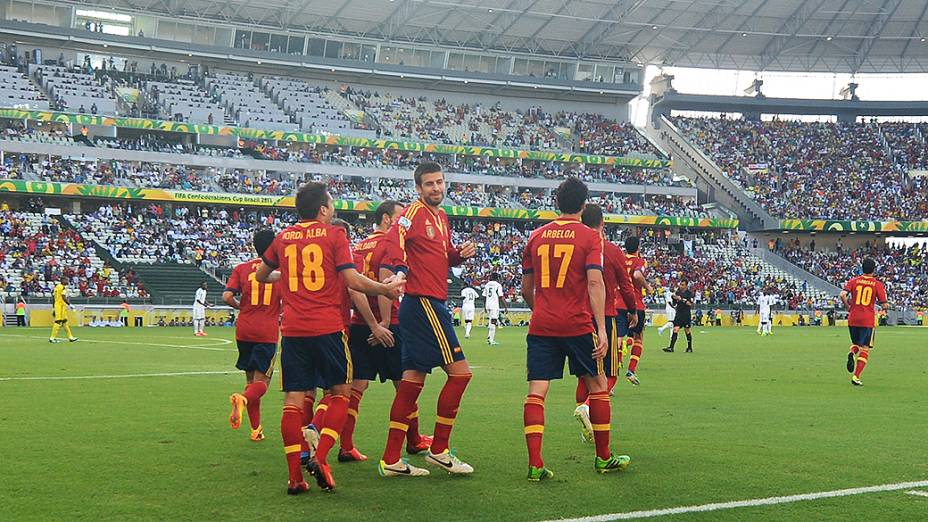 Jogadores da Espanha comemoram gol contra a Nigéria, pela Copa das Confederações, em Fortaleza