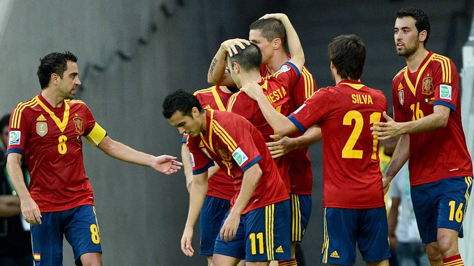 Jogadores da Espanha comemoram gol contra a Nigéria, pela Copa das Confederações, em Fortaleza