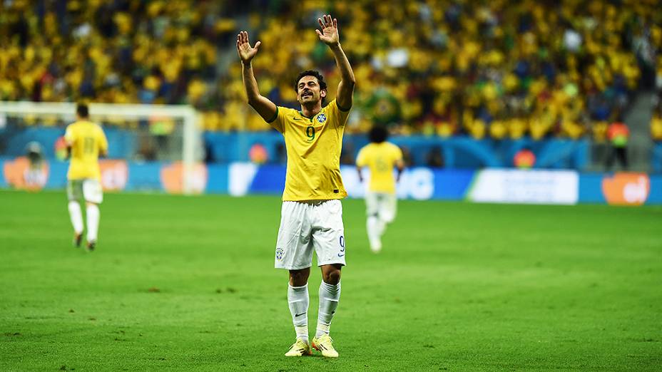 Fred comemora o terceiro gol do Brasil contra Camarões no Mané Garrincha, em Brasília