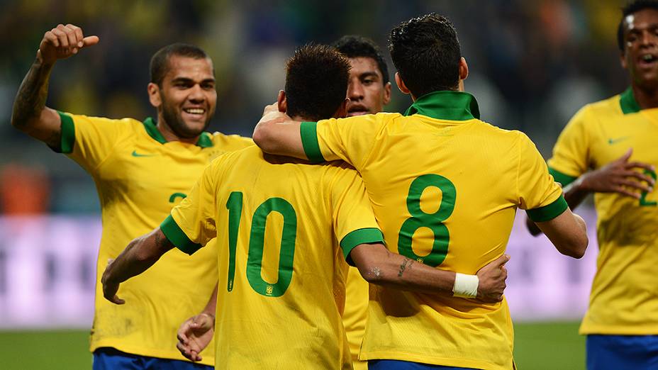 Brasil comemora gol de Hernandes,durante partida contra França, amistoso de preparação para a Copa das Confederações realizada no Arena do Grêmio