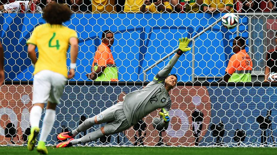 Júlio César no jogo contra Holanda, na Copa de 2014, no estádio Mané Garrincha, em Brasília