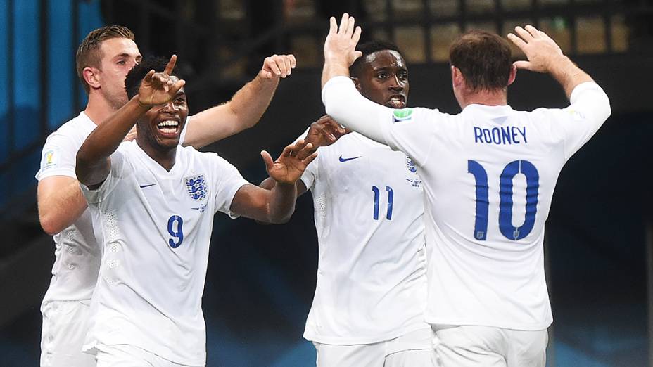 Jogadores da Inglaterra comemoram o gol marcado por Sturridge na Arena Amazônia, em Manaus