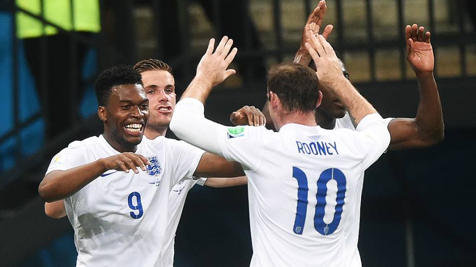 Jogadores da Inglaterra comemoram o gol marcado por Sturridge na Arena Amazônia, em Manaus