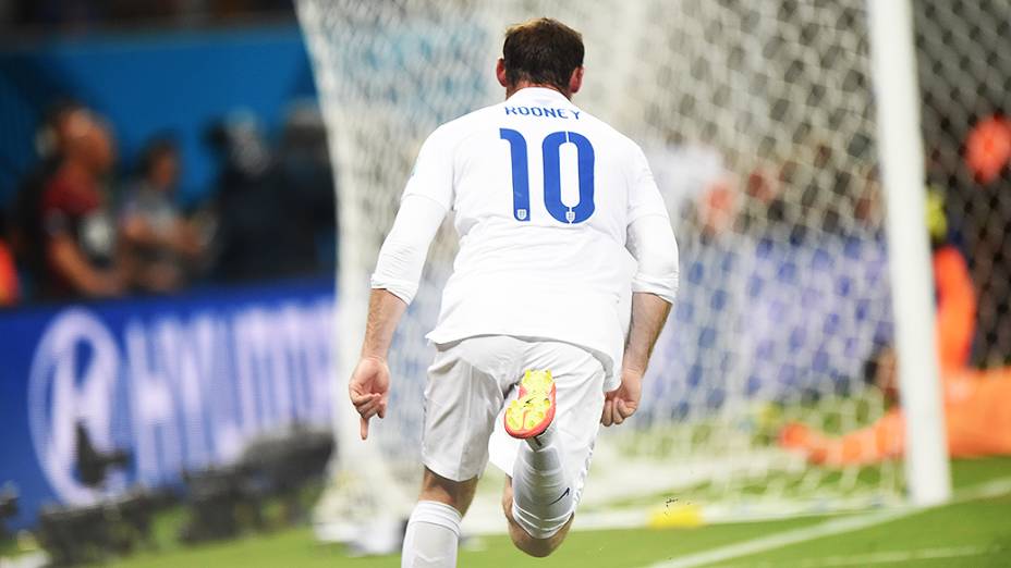 O inglês Wayne Rooney comemora gol da Inglaterra contra a Itália na Arena Amazônia, em Manaus