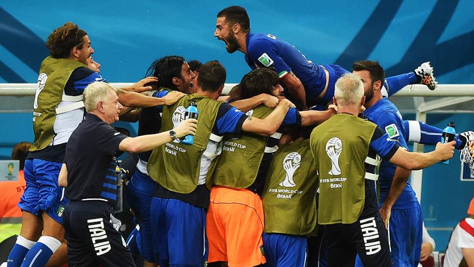 Jogadores da Itália comemora gol contra a Inglaterra na Arena Amazônia, em Manaus