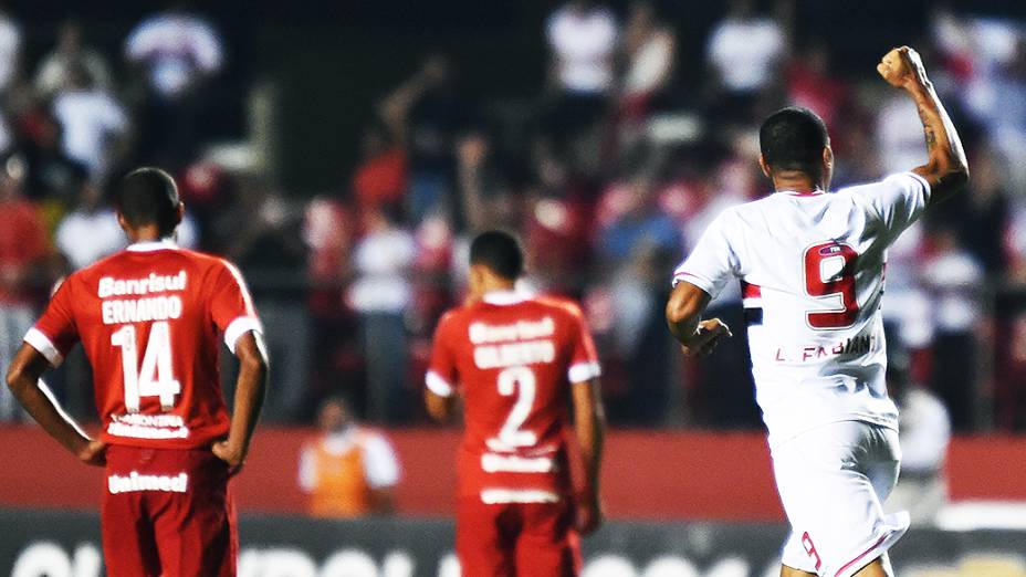 O jogador Luis Fabiano do São Paulo empata a partida contra o Internacional (RS), no estádio do Morumbi, em São Paulo, em jogo antecipado da 35ª rodada do Brasileirão 2014