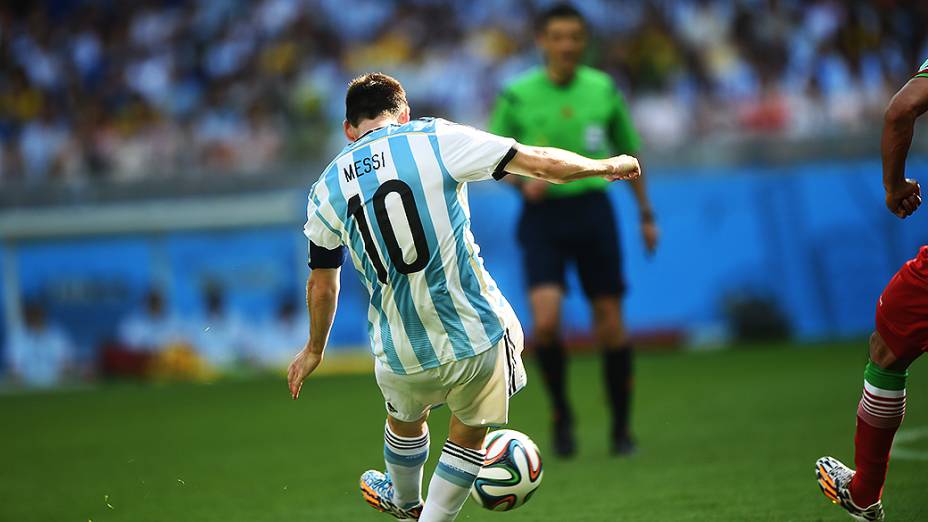 Messi chuta contra o gol do Irã e marca o único gol da Argentina na partida
