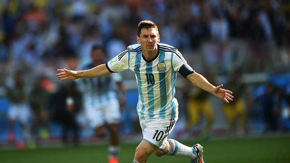 Lionel Messi comemora gol da Argentina marcado nos acréscimos do segundo tempo