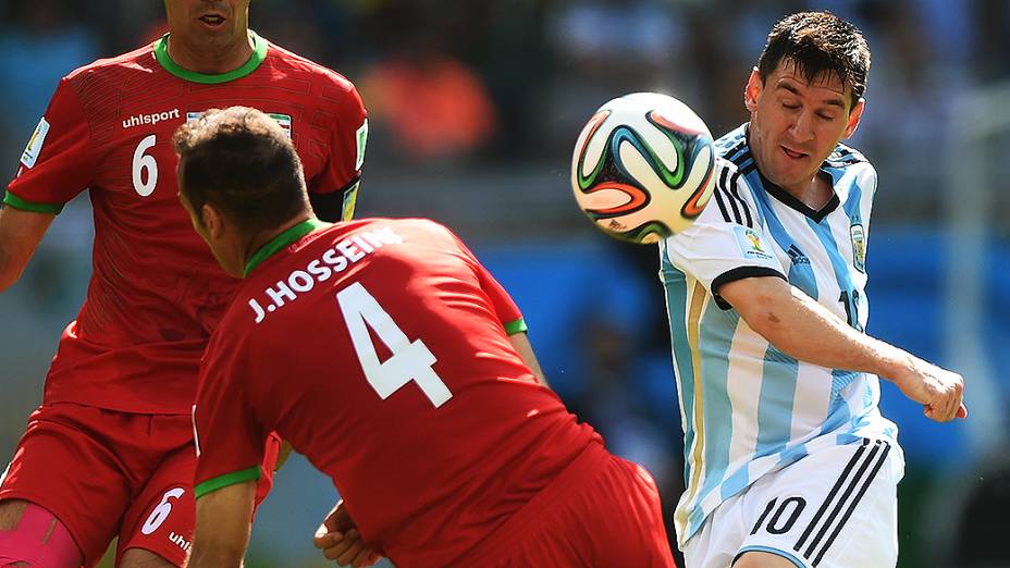 Messi chuta contra o gol do Irã e marca o único gol da Argentina na partida