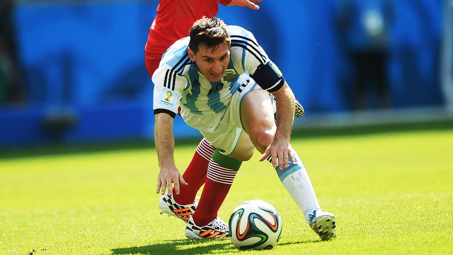 Messi sofre falta no jogo contra o Irã no Mineirnão, em Belo Horizonte