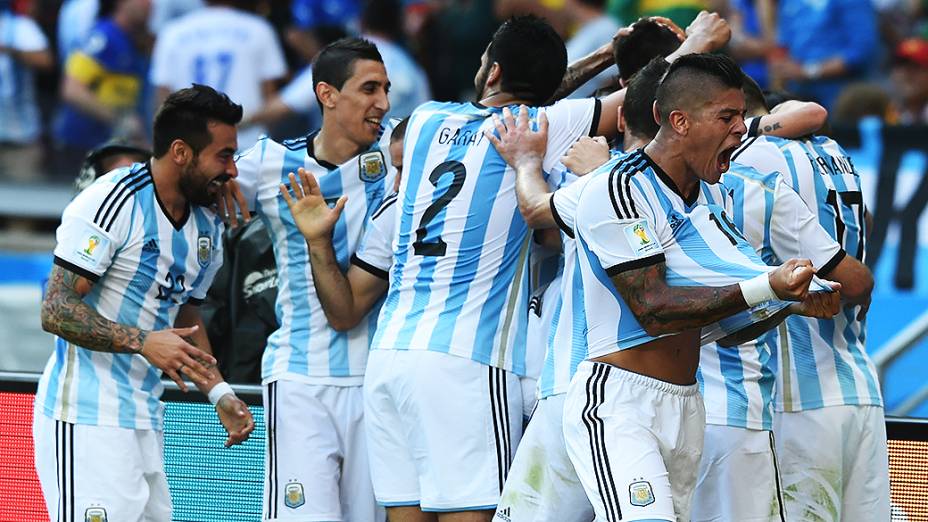 Jogadores da Argentina comemoram gol marcado por Messi nos acréscimos do segundo tempo