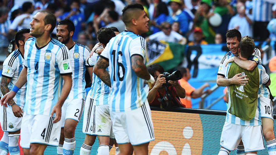 Jogadores da Argentina comemoram gol marcado por Messi nos acréscimos do segundo tempo