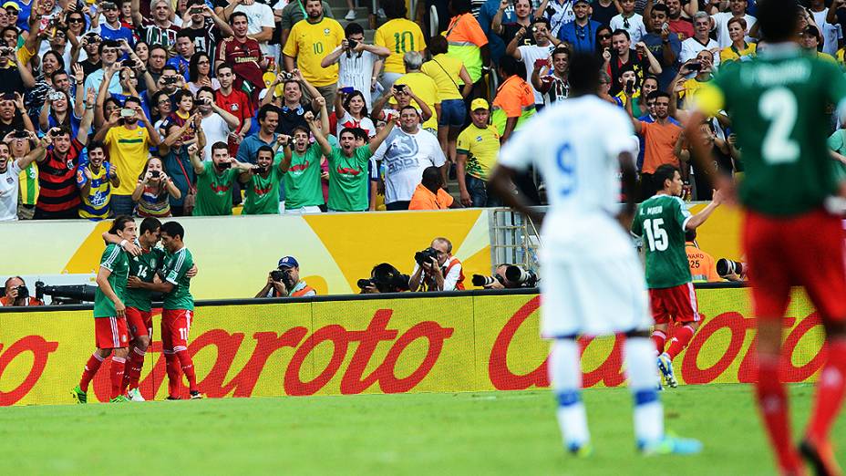 Chicharito comemora gol durante partida entre Itália e México pela Copa das Confederações, no Maracanã