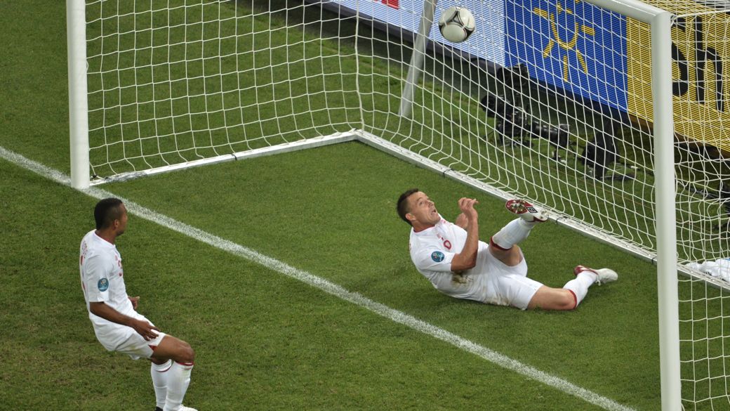 Terry tira a bola do gol no chute do ucraniano na Eurocopa: lance decisivo que o auxiliar da linha de fundo não viu