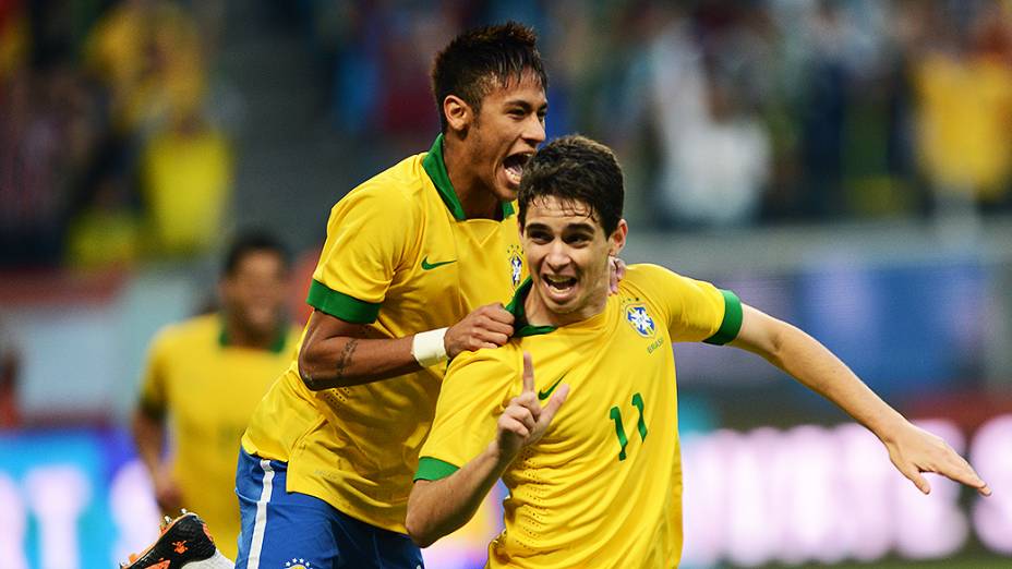 Oscar marca gol durante partida entre Brasil x França, amistoso de preparação para a Copa das Confederações realizada no Arena do Grêmio