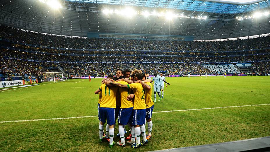 Brasil comemora primeiro gol contra França, durante amistoso de preparação para a Copa das Confederações realizada no Arena do Grêmio