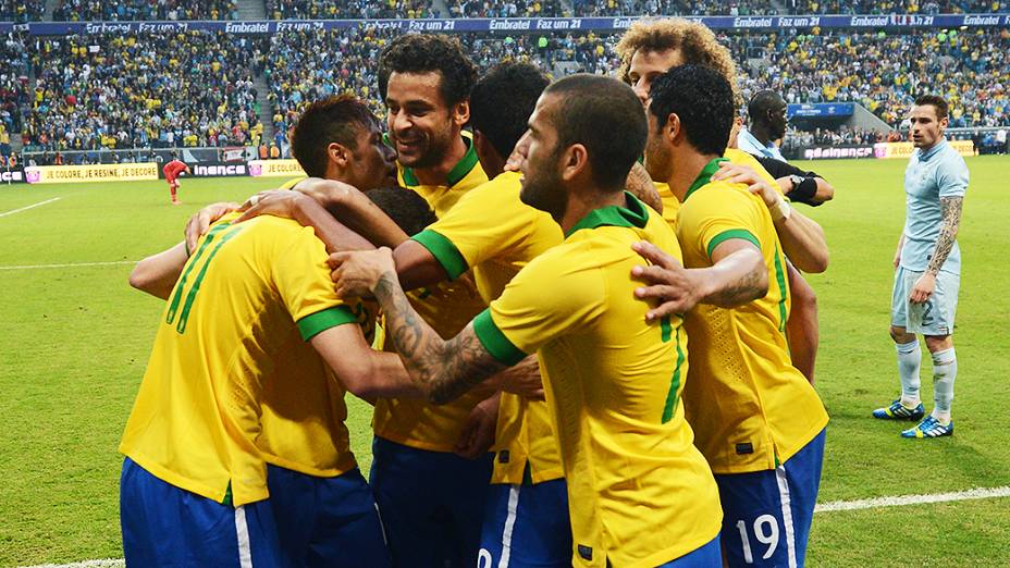 Brasil comemora primeiro gol contra França, durante amistoso de preparação para a Copa das Confederações realizada no Arena do Grêmio