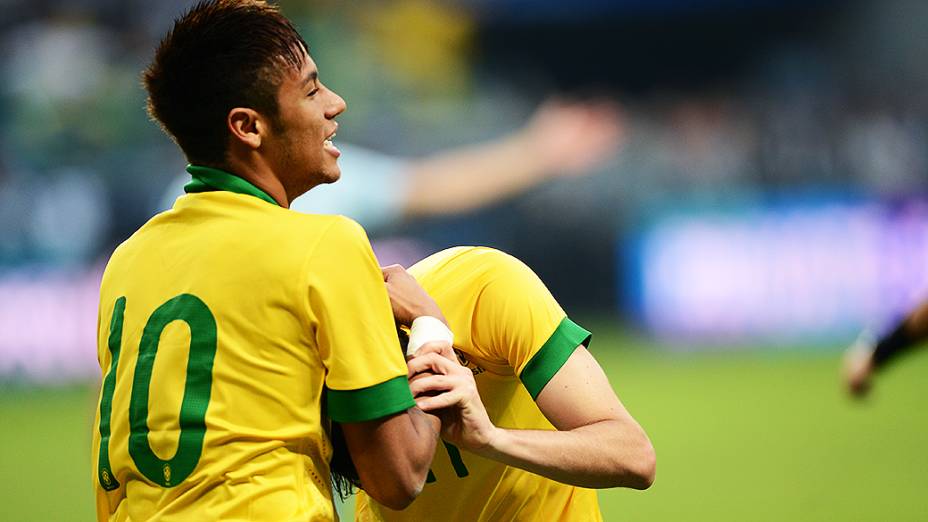 Neymar comemora primeiro gol contra França, durante amistoso de preparação para a Copa das Confederações realizada no Arena do Grêmio