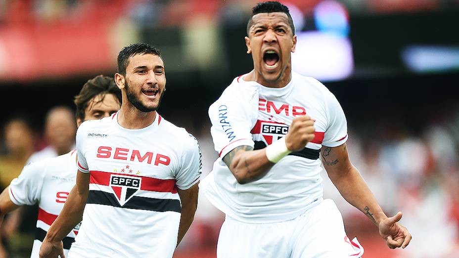 Jogador Antônio Carlos, do São Paulo, comemora o primeiro gol contra o Botafogo, pelo Campeonato Brasileiro no Morumbi