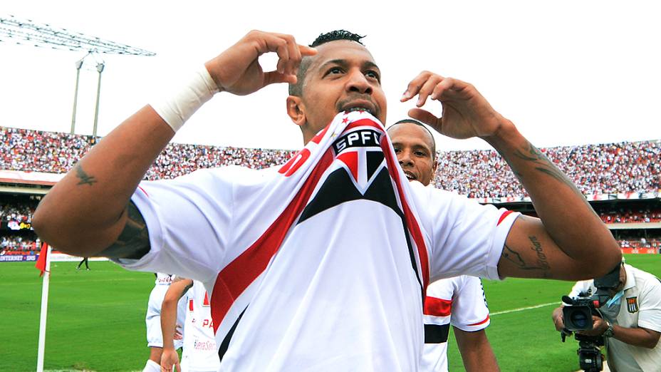Jogador Antônio Carlos, do São Paulo, comemora o primeiro gol contra o Botafogo, pelo Campeonato Brasileiro no Morumbi