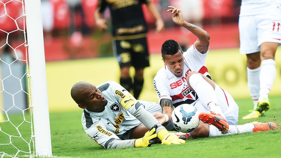 Jogador Antônio Carlos, do São Paulo, marca o primeiro gol contra o Botafogo, pelo Campeonato Brasileiro no Morumbi