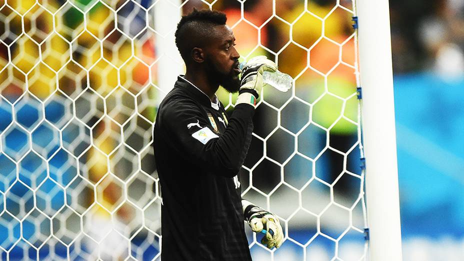 O goleiro Charles Itandje, de Camarões, durante o jogo contra o Brasil