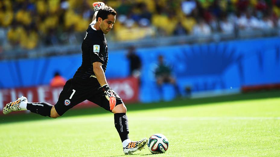 O goleiro Claudio Bravo, do Chile, durante o jogo contra o Brasil