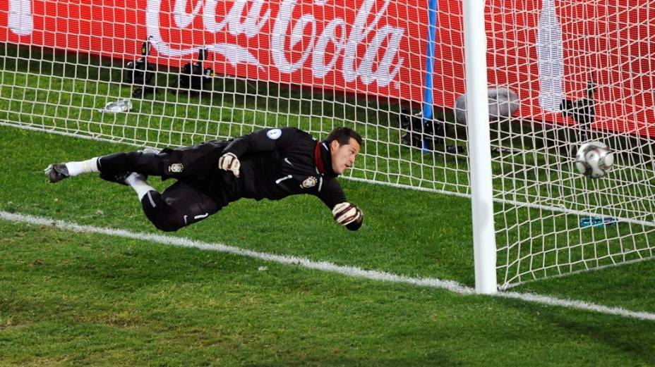 O goleiro Júlio César na Copa das Confederações de 2009, na África do Sul - título conquistado pela seleção