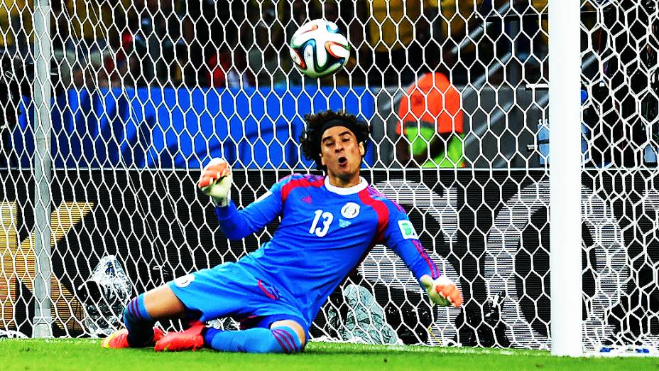 O goleiro Guillermo Ochoa em lance no jogo contra o Brasil