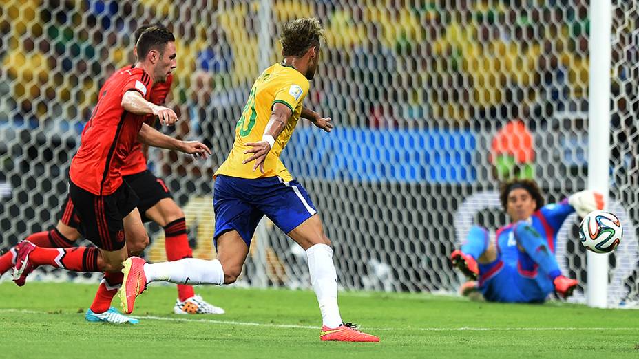 O goleiro Guillermo Ochoa em lance no jogo contra o Brasil