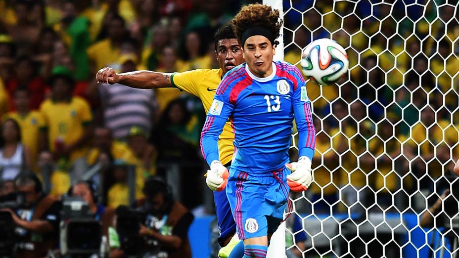 O goleiro Guillermo Ochoa em lance com Paulinho no jogo contra o Brasil