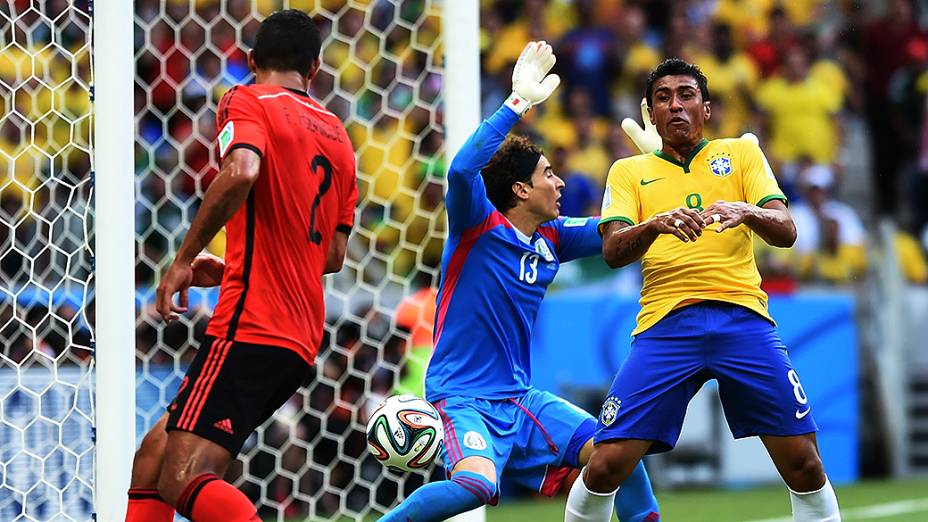 O goleiro Guillermo Ochoa em lance com Paulinho no jogo contra o Brasil