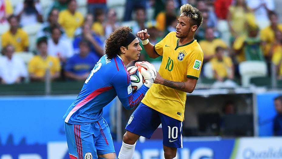 O goleiro Guillermo Ochoa segura a bola no jogo contra o Brasil