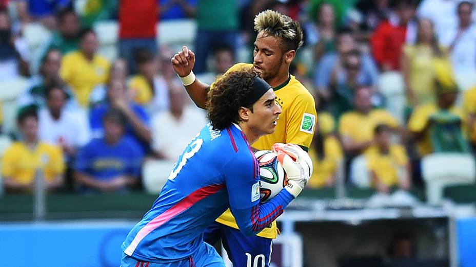 O goleiro Guillermo Ochoa segura a bola no jogo contra o Brasil