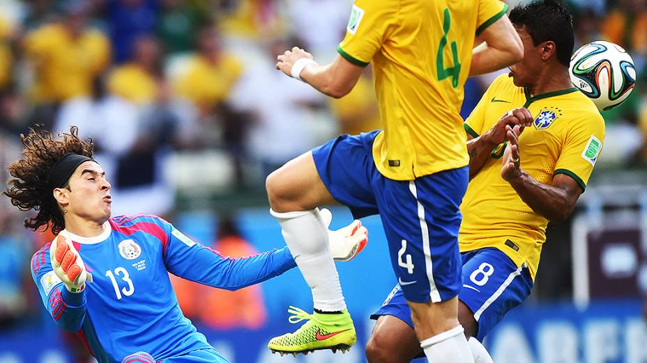 O goleiro Guillermo Ochoa se prepara para defender chute de Neymar